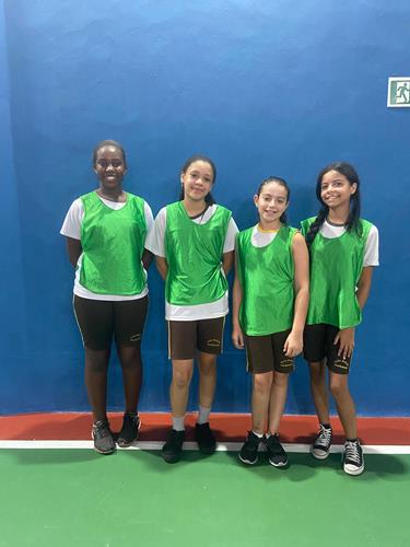 Estudantes participando de atividades